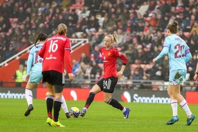 Manchester United, ManU Women v Burnley FC Women - Adobe Women s FA Cup 4th Round 25 26 Manchester United s new signing Lea Schuller passing against Burnley Women - Adobe Women s FA Cup 4th Round 18.01.2026 Leigh Leigh Sports Village United Kingdom Copyright: xZacharyxLockex