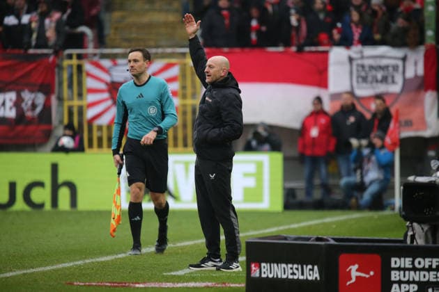 2. Bundesliga: 1. FC Kaiserslautern - Hannover 96 am 18.01.2026 im Fritz-Walter-Stadion in Kaiserslautern Trainer Torsten Lieberknecht (1. FC Kaiserslautern) gibt Anweisungen, gestikuliert, mit den Armen gestikulieren gives instructions, gesticulate