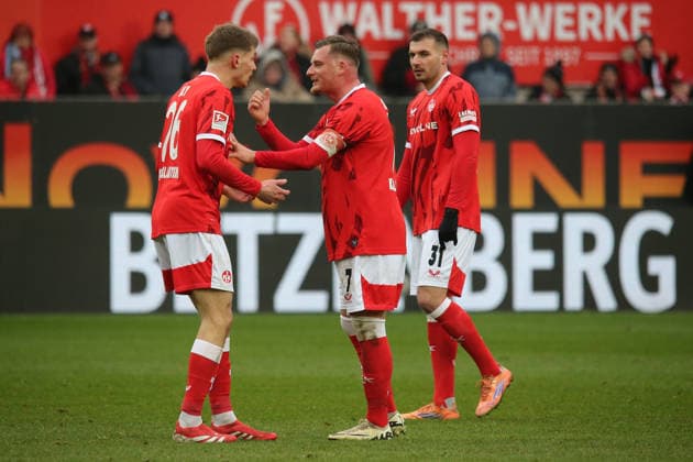2. Bundesliga: 1. FC Kaiserslautern - Hannover 96 am 18.01.2026 im Fritz-Walter-Stadion in Kaiserslautern Paul Joly (1. FC Kaiserslautern) Marlon Ritter (1. FC Kaiserslautern) Luca Sirch (1. FC Kaiserslautern)