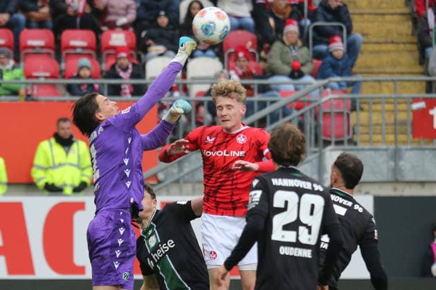 2. Bundesliga: 1. FC Kaiserslautern - Hannover 96 am 18.01.2026 im Fritz-Walter-Stadion in Kaiserslautern Nahuel Noll (Hannover 96) Mika Haas (1. FC Kaiserslautern) Zweikampf, Aktion, action, battle for the ball