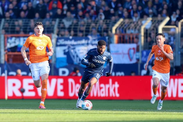 Zweikampf zwischen Moritz-Broni Kwarteng (VfL Bochum) und Hiroki Akiyama (SV Darmstadt 98) GER, VfL Bochum gegen SV Darmstadt 98, Fussball, 2.Liga, 18.Spieltag, Spielzeit 2025 2026, 18.01.2026 DFL REGULATIONS PROHIBIT ANY USE OF PHOTOGRAPHS AS IMAGE SEQUENCES AND OR QUASI-VIDEO GER, VfL Bochum gegen SV Darmstadt 98, Fussball, 2.Liga, 18.Spieltag, Spielzeit 2025 2026, 18.01.2026 Bochum