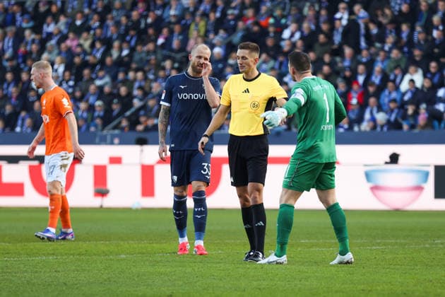 Philipp Hofmann (VfL Bochum), Marcel Schuhen (SV Darmstadt 98), SR Felix Bickel GER, VfL Bochum gegen SV Darmstadt 98, Fussball, 2.Liga, 18.Spieltag, Spielzeit 2025 2026, 18.01.2026 DFL REGULATIONS PROHIBIT ANY USE OF PHOTOGRAPHS AS IMAGE SEQUENCES AND OR QUASI-VIDEO GER, VfL Bochum gegen SV Darmstadt 98, Fussball, 2.Liga, 18.Spieltag, Spielzeit 2025 2026, 18.01.2026 Bochum