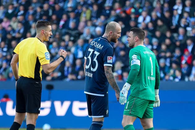 Philipp Hofmann (VfL Bochum), Marcel Schuhen (SV Darmstadt 98), SR Felix Bickel GER, VfL Bochum gegen SV Darmstadt 98, Fussball, 2.Liga, 18.Spieltag, Spielzeit 2025 2026, 18.01.2026 DFL REGULATIONS PROHIBIT ANY USE OF PHOTOGRAPHS AS IMAGE SEQUENCES AND OR QUASI-VIDEO GER, VfL Bochum gegen SV Darmstadt 98, Fussball, 2.Liga, 18.Spieltag, Spielzeit 2025 2026, 18.01.2026 Bochum
