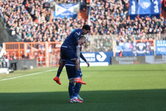 Torjubel zum 2:1 für den VfL Bochum durch Philipp Hofmann (VfL Bochum) mit Francis Onyeka (VfL Bochum) GER, VfL Bochum gegen SV Darmstadt 98, Fussball, 2.Liga, 18.Spieltag, Spielzeit 2025 2026, 18.01.2026 DFL REGULATIONS PROHIBIT ANY USE OF PHOTOGRAPHS AS IMAGE SEQUENCES AND OR QUASI-VIDEO GER, VfL Bochum gegen SV Darmstadt 98, Fussball, 2.Liga, 18.Spieltag, Spielzeit 2025 2026, 18.01.2026 Bochum