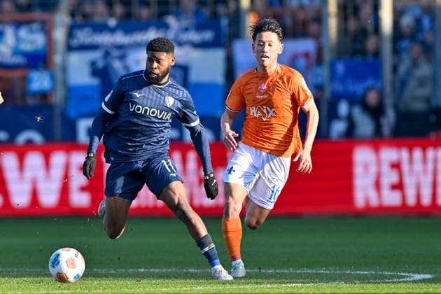 v. li. im Zweikampf Moritz-Broni Kwarteng (Bochum 11) Hiroki Akiyama (Darmstadt 16) 18.01.2026 Fussball VfL Bochum vs SV Darmstadt 98, Vonovia Ruhrstadion, Bochum, DFB DFL REGULATIONS PROHIBIT ANY USE OF PHOTOGRAPHS AS IMAGE SEQUENCES AND OR QUASI-VIDEO