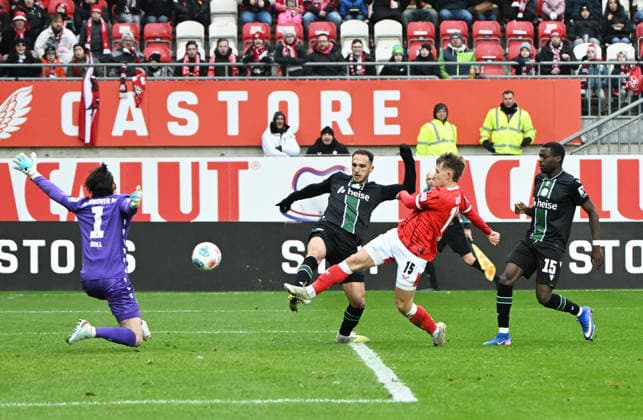 Fussball - 2. Bundesliga - Saison 2025 26 1. FC Kaiserslautern 18.02.2026 Fritz-Walter-Stadion 1. FC Kaiserslautern (fck) - Hannover 96 (h) Große Chance für Naatan SKYTTAE (1. FC Kaiserslautern)re, -Torwart Nahuel NOLL (Hannover 96)konnte halten 1. FC Kaiserslautern
