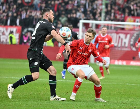 Fussball - 2. Bundesliga - Saison 2025 26 1. FC Kaiserslautern 18.02.2026 Fritz-Walter-Stadion 1. FC Kaiserslautern (fck) - Hannover 96 (h) Handspiel von Boris TOMIAK (Hannover 96), li - Naatan SKYTTAE (1. FC Kaiserslautern), re 1. FC Kaiserslautern
