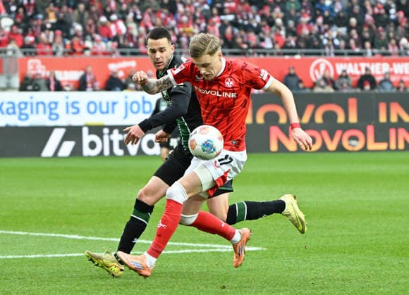 Fussball - 2. Bundesliga - Saison 2025 26 1. FC Kaiserslautern 18.02.2026 Fritz-Walter-Stadion 1. FC Kaiserslautern (fck) - Hannover 96 (h) Bastian ALLGEIER (Hannover 96), li - Norman BASSETTE (1. FC Kaiserslautern) 1. FC Kaiserslautern