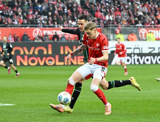 Fussball - 2. Bundesliga - Saison 2025 26 1. FC Kaiserslautern 18.02.2026 Fritz-Walter-Stadion 1. FC Kaiserslautern (fck) - Hannover 96 (h) Bastian ALLGEIER (Hannover 96), hinten -Norman BASSETTE (1. FC Kaiserslautern) 1. FC Kaiserslautern
