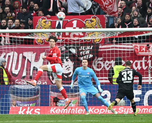 Fussball - 2. Bundesliga - Saison 2025 26 1. FC Kaiserslautern 18.02.2026 Fritz-Walter-Stadion 1. FC Kaiserslautern (fck) - Hannover 96 (h) Leon ROBINSON (1. FC Kaiserslautern), li, klärtmi: Torwart Julian KRAHL (1. FC Kaiserslautern), Maurice NEUBAUER (Hannover 96), re 1. FC Kaiserslautern