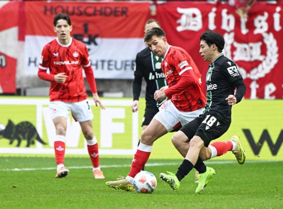 Fussball - 2. Bundesliga - Saison 2025 26 1. FC Kaiserslautern 18.02.2026 Fritz-Walter-Stadion 1. FC Kaiserslautern (fck) - Hannover 96 (h) Daniel HANSLIK (1. FC Kaiserslautern), li - Daissuke YOKOTA (Hannover 96) 1. FC Kaiserslautern