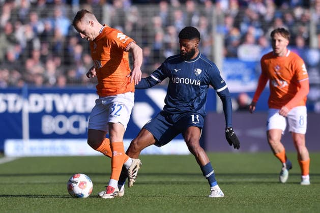 Fußball 2. Bundesliga 18. Spieltag VfL Bochum - SV Darmstadt 98 am 18.01.2026 im Vonovia Ruhrstadion in Bochum Fabian Holland ( Darmstadt ), links - Moritz-Broni Kwarteng ( Bochum ), rechts DFL regulations prohibit any use of photographs as image sequences and or quasi-video.
