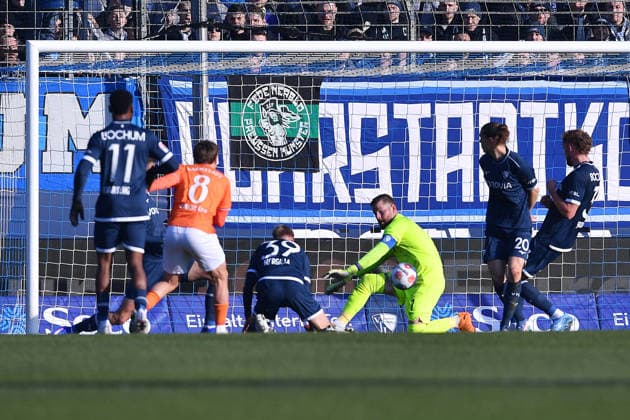 Fußball 2. Bundesliga 18. Spieltag VfL Bochum - SV Darmstadt 98 am 18.01.2026 im Vonovia Ruhrstadion in Bochum Timo Horn ( Bochum ) rettet auf der Linie DFL regulations prohibit any use of photographs as image sequences and or quasi-video.