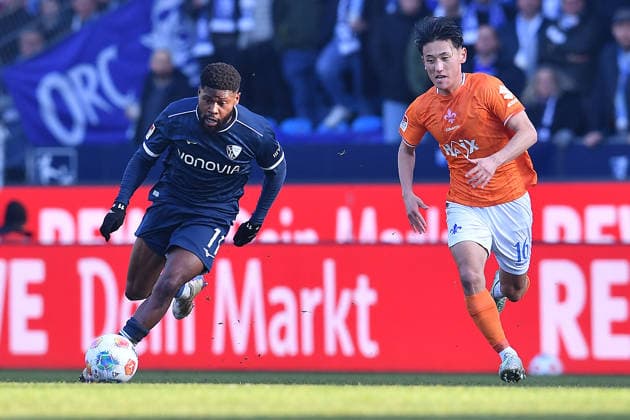 Fußball 2. Bundesliga 18. Spieltag VfL Bochum - SV Darmstadt 98 am 18.01.2026 im Vonovia Ruhrstadion in Bochum Moritz-Broni Kwarteng ( Bochum ), links - Hiroki Akiyama ( Darmstadt ), rechts DFL regulations prohibit any use of photographs as image sequences and or quasi-video.