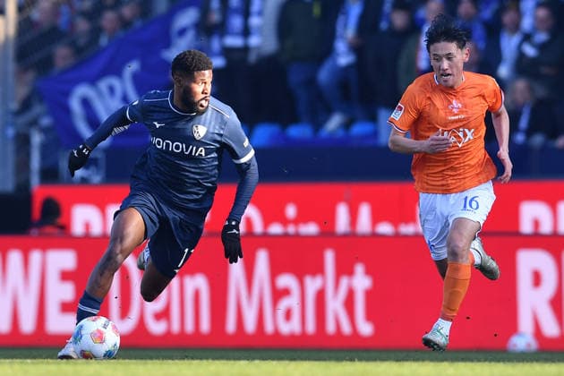 Fußball 2. Bundesliga 18. Spieltag VfL Bochum - SV Darmstadt 98 am 18.01.2026 im Vonovia Ruhrstadion in Bochum Moritz-Broni Kwarteng ( Bochum ), links - Hiroki Akiyama ( Darmstadt ), rechts DFL regulations prohibit any use of photographs as image sequences and or quasi-video.