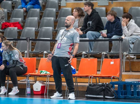 Dominic Buttig (Rostocker HC, Trainer) ist enttaeuscht. TSV Bayer 04 Leverkusen vs. Rostocker Handball Club, Handball, ALSCO Handballbundesliga Frauen, 14. Spieltag, Saison 2025 2026, 18.01.2026 TSV Bayer 04 Leverkusen vs. Rostocker Handball Club, Handball, ALSCO Handballbundesliga Frauen, 18. Spieltag, Saison 2025 2026, 18.01.2026 Leverkusen Copyright: xEibner-Pressefoto ThomasxHaeslerx EP_THR