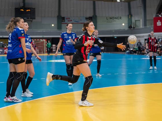 Britt van der Baan (TSV Bayer 04 Leverkusen, 24) kommt im Kreis zum Wurf. TSV Bayer 04 Leverkusen vs. Rostocker Handball Club, Handball, ALSCO Handballbundesliga Frauen, 14. Spieltag, Saison 2025 2026, 18.01.2026 TSV Bayer 04 Leverkusen vs. Rostocker Handball Club, Handball, ALSCO Handballbundesliga Frauen, 18. Spieltag, Saison 2025 2026, 18.01.2026 Leverkusen Copyright: xEibner-Pressefoto ThomasxHaeslerx EP_THR