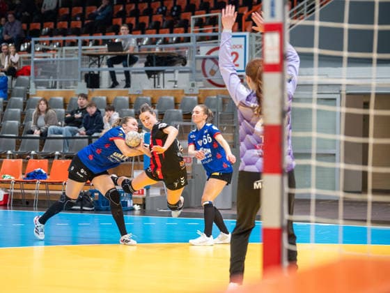Zweikampf zwischen Anna Sophia Franz (Rostocker HC, 03)m Sophia Cormann (TSV Bayer 04 Leverkusen, 10) und Megan Pieth (Rostocker HC, 66). TSV Bayer 04 Leverkusen vs. Rostocker Handball Club, Handball, ALSCO Handballbundesliga Frauen, 14. Spieltag, Saison 2025 2026, 18.01.2026 TSV Bayer 04 Leverkusen vs. Rostocker Handball Club, Handball, ALSCO Handballbundesliga Frauen, 18. Spieltag, Saison 2025 2026, 18.01.2026 Leverkusen Copyright: xEibner-Pressefoto ThomasxHaeslerx EP_THR