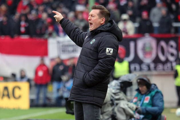 2. Bundesliga: 1. FC Kaiserslautern - Hannover 96 am 18.01.2026 im Fritz-Walter-Stadion in Kaiserslautern Trainer Christian Titz (Hannover 96) gibt Anweisungen, gestikuliert, mit den Armen gestikulieren gives instructions, gesticulate
