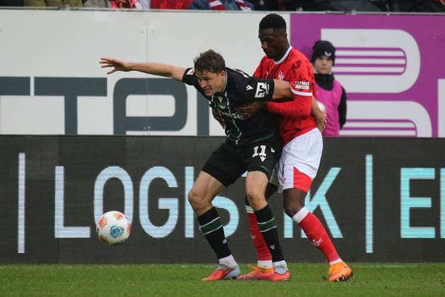 2. Bundesliga: 1. FC Kaiserslautern - Hannover 96 am 18.01.2026 im Fritz-Walter-Stadion in Kaiserslautern Benedikt Pichler (Hannover 96) Maxwell Gyamfi (1. FC Kaiserslautern) Zweikampf, Aktion, action, battle for the ball