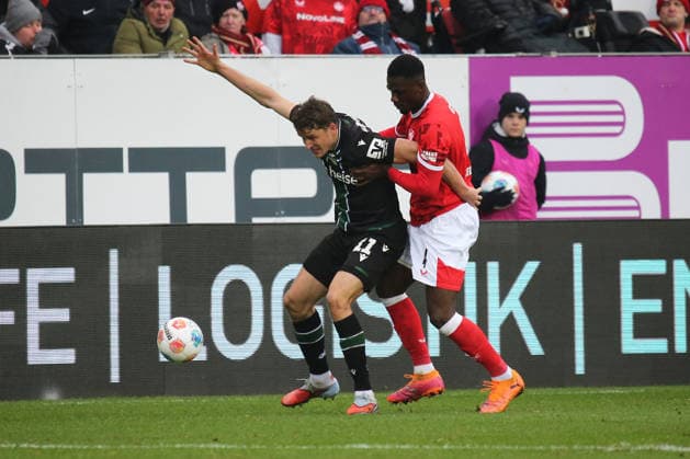 2. Bundesliga: 1. FC Kaiserslautern - Hannover 96 am 18.01.2026 im Fritz-Walter-Stadion in Kaiserslautern Benedikt Pichler (Hannover 96) Maxwell Gyamfi (1. FC Kaiserslautern) Zweikampf, Aktion, action, battle for the ball