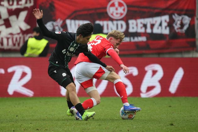2. Bundesliga: 1. FC Kaiserslautern - Hannover 96 am 18.01.2026 im Fritz-Walter-Stadion in Kaiserslautern Daisuke Yokota (Hannover 96) Mika Haas (1. FC Kaiserslautern) Zweikampf, Aktion, action, battle for the ball