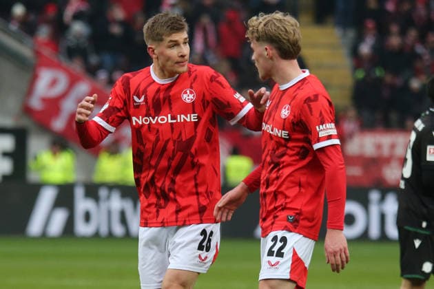 2. Bundesliga: 1. FC Kaiserslautern - Hannover 96 am 18.01.2026 im Fritz-Walter-Stadion in Kaiserslautern Paul Joly (1. FC Kaiserslautern) Mika Haas (1. FC Kaiserslautern)