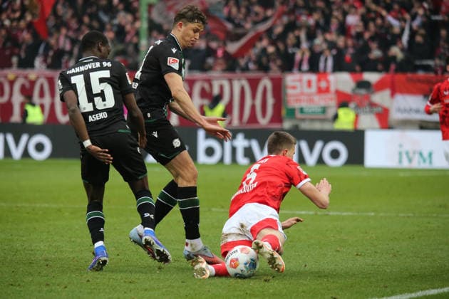 2. Bundesliga: 1. FC Kaiserslautern - Hannover 96 am 18.01.2026 im Fritz-Walter-Stadion in Kaiserslautern Noel Aseko (Hannover 96) Benedikt Pichler (Hannover 96) Fabian Kunze (1. FC Kaiserslautern) Zweikampf, Aktion, action, battle for the ball
