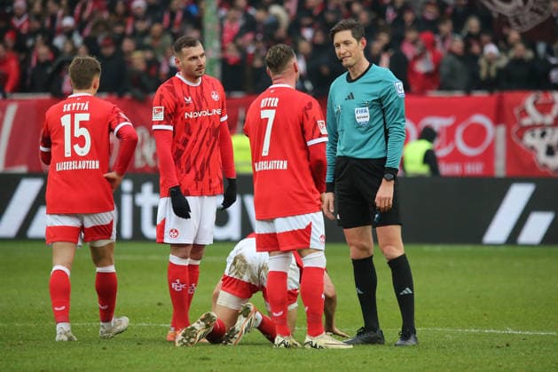 2. Bundesliga: 1. FC Kaiserslautern - Hannover 96 am 18.01.2026 im Fritz-Walter-Stadion in Kaiserslautern Marlon Ritter (1. FC Kaiserslautern) ree Matthias Jöllenbeck