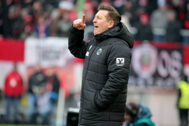 2. Bundesliga: 1. FC Kaiserslautern - Hannover 96 am 18.01.2026 im Fritz-Walter-Stadion in Kaiserslautern Trainer Christian Titz (Hannover 96) gibt Anweisungen, gestikuliert, mit den Armen gestikulieren gives instructions, gesticulate