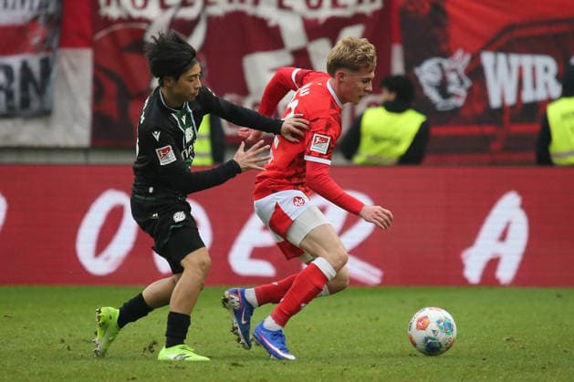 2. Bundesliga: 1. FC Kaiserslautern - Hannover 96 am 18.01.2026 im Fritz-Walter-Stadion in Kaiserslautern Daisuke Yokota (Hannover 96) Mika Haas (1. FC Kaiserslautern) Zweikampf, Aktion, action, battle for the ball