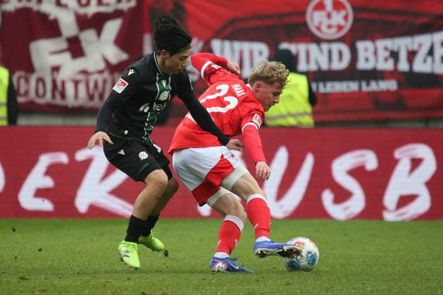 2. Bundesliga: 1. FC Kaiserslautern - Hannover 96 am 18.01.2026 im Fritz-Walter-Stadion in Kaiserslautern Daisuke Yokota (Hannover 96) Mika Haas (1. FC Kaiserslautern) Zweikampf, Aktion, action, battle for the ball