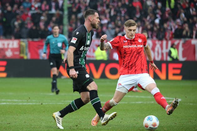 2. Bundesliga: 1. FC Kaiserslautern - Hannover 96 am 18.01.2026 im Fritz-Walter-Stadion in Kaiserslautern Boris Tomiak (Hannover 96) Norman Bassette (1. FC Kaiserslautern) Zweikampf, Aktion, action, battle for the ball