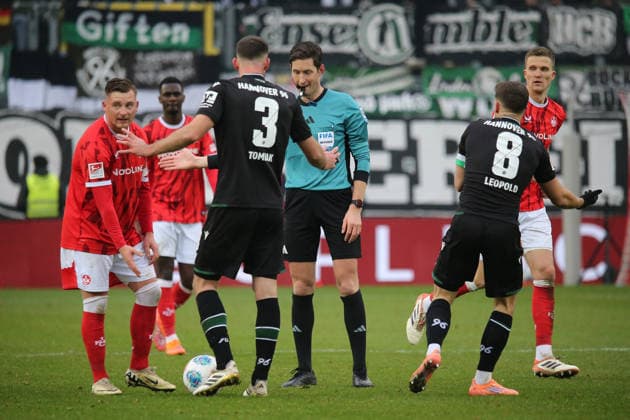 2. Bundesliga: 1. FC Kaiserslautern - Hannover 96 am 18.01.2026 im Fritz-Walter-Stadion in Kaiserslautern Marlon Ritter (1. FC Kaiserslautern) Boris Tomiak (Hannover 96) Schiedsrichter Referee Matthias Jöllenbeck Enzo Leopold (Hannover 96)
