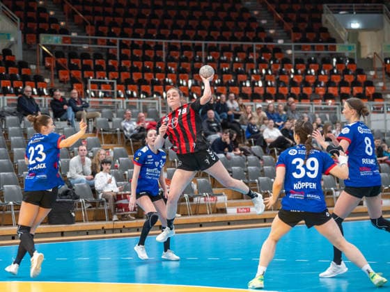 Denise Mol (TSV Bayer 04 Leverkusen, 19) beim Sprungwurf. TSV Bayer 04 Leverkusen vs. Rostocker Handball Club, Handball, ALSCO Handballbundesliga Frauen, 14. Spieltag, Saison 2025 2026, 18.01.2026 TSV Bayer 04 Leverkusen vs. Rostocker Handball Club, Handball, ALSCO Handballbundesliga Frauen, 18. Spieltag, Saison 2025 2026, 18.01.2026 Leverkusen Copyright: xEibner-Pressefoto ThomasxHaeslerx EP_THR