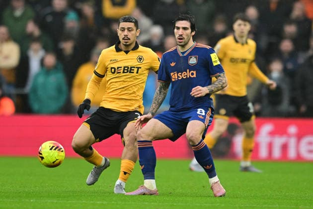 Wolverhampton Wanderers v Newcastle United, Premier League Newcastle United midfielder Sandro Tonali (8) looks to release the ball under pressure from Wolverhampton Wanderers midfielder Andre (7) during the Premier League match between Wolverhampton Wanderers and Newcastle United at Molineux, Wolverhampton, UK on 18 January 2026. Wolverhampton Molineux West Midlands UK Editorial use only DataCo restrictions apply See www.football-dataco.com , Copyright: xDennisxGoodwinx PSI-23590-0037