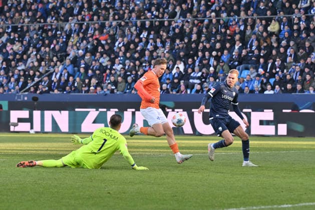 Luca Marseiler (SV Darmstadt 98) umspielt Torwart Timo Horn (VfL Bochum) und Leandro Morgalla (VfL Bochum), re., anschliessend mit einem Eigentor zum 2:3 18.01.2026, Fussball 2. Bundesliga, Saison 2025 2026, 18. Spieltag, VfL Bochum - SV Darmstadt 98 DFL regulations prohibit any use of photographs as image sequences and or quasi-video Bochum Vonovia Ruhrstadion Nordrhein Westfalen Deutschland