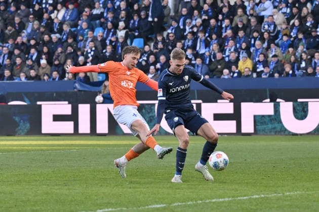 Eigentor von Leandro Morgalla (VfL Bochum) zum 2:3, links Luca Marseiler (SV Darmstadt 98) 18.01.2026, Fussball 2. Bundesliga, Saison 2025 2026, 18. Spieltag, VfL Bochum - SV Darmstadt 98 DFL regulations prohibit any use of photographs as image sequences and or quasi-video Bochum Vonovia Ruhrstadion Nordrhein Westfalen Deutschland