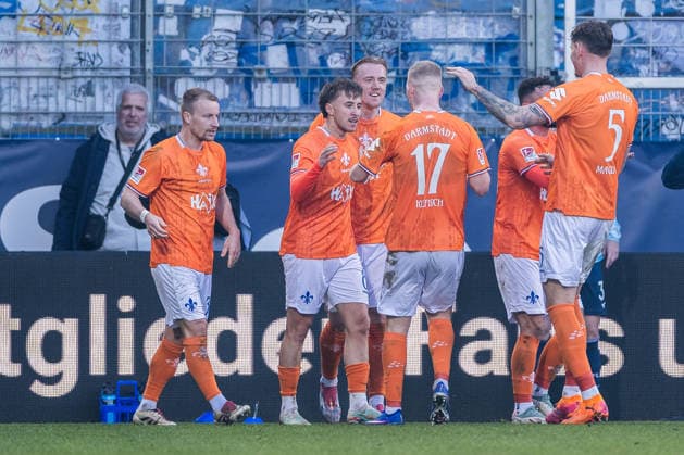 2. Fussball Bundesliga, VfL Bochum - SV Darmstadt 98; 18.01.2026 Jubel zum 2:3 durch Luca Marseiler (SV Darmstadt 98, 8), Tor, Torjubel 2. Fussball Bundesliga, VfL Bochum - SV Darmstadt 98, VONONVIA Ruhrstadion am 18.01.2026 DFL REGULATIONS PROHIBIT ANY USE OF PHOTOGRAPHS AS IMAGE SEQUENCES AND OR QUASI-VIDEO.