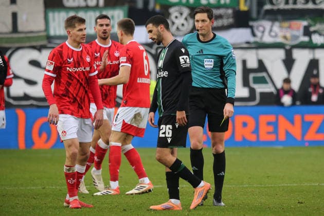 2. Bundesliga: 1. FC Kaiserslautern - Hannover 96 am 18.01.2026 im Fritz-Walter-Stadion in Kaiserslautern Waniss Taibi (Hannover 96) nach der gelb-roten Karte Schiedsrichter Referee Matthias Jöllenbeck