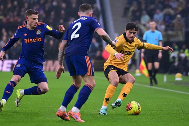 Wolverhampton Wanderers v Newcastle United, Premier League Wolverhampton Wanderers defender Hugo Bueno (3) uNewcastle United defender Malick Thiaw (12) during the Premier League match between Wolverhampton Wanderers and Newcastle United at Molineux, Wolverhampton, UK on 18 January 2026. Wolverhampton Molineux West Midlands UK Editorial use only DataCo restrictions apply See www.football-dataco.com , Copyright: xDennisxGoodwinx PSI-23590-0040