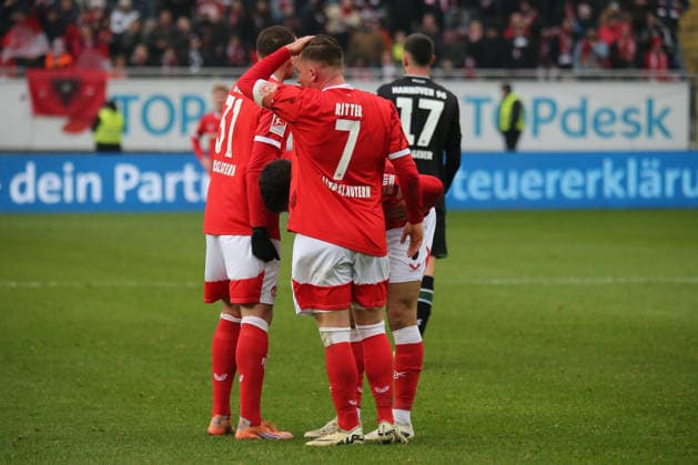 2. Bundesliga: 1. FC Kaiserslautern - Hannover 96 am 18.01.2026 im Fritz-Walter-Stadion in Kaiserslautern Ivan Prtajin (1. FC Kaiserslautern) verletzt, Verletzung, Schmerz, Schmerzen nach dem Tor zum 1:1