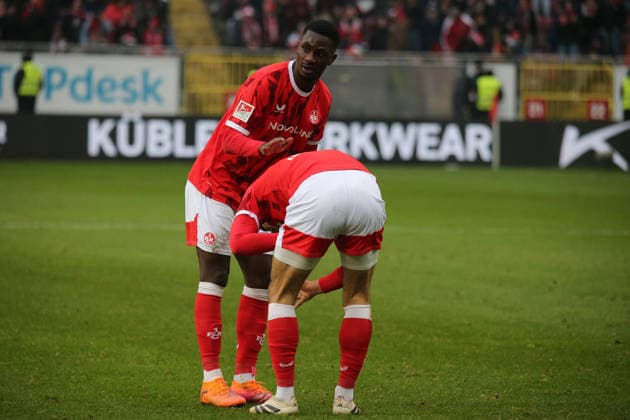 2. Bundesliga: 1. FC Kaiserslautern - Hannover 96 am 18.01.2026 im Fritz-Walter-Stadion in Kaiserslautern Ivan Prtajin (1. FC Kaiserslautern) verletzt, Verletzung, Schmerz, Schmerzen nach dem Tor zum 1:1