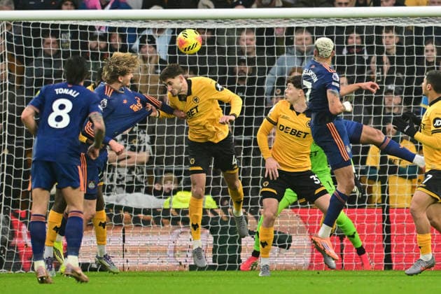 Wolverhampton Wanderers v Newcastle United, Premier League Newcastle United forward Nick Woltemade (27) heads the ball at goalunder pressure from Wolverhampton Wanderers defender Santiago Bueno (4) (4) during the Premier League match between Wolverhampton Wanderers and Newcastle United at Molineux, Wolverhampton, UK on 18 January 2026. Wolverhampton Molineux West Midlands UK Editorial use only DataCo restrictions apply See www.football-dataco.com , Copyright: xDennisxGoodwinx PSI-23590-0041