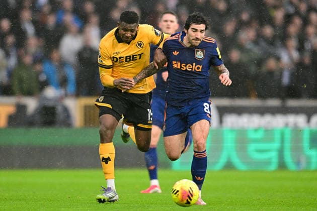 Wolverhampton Wanderers v Newcastle United, Premier League Newcastle United midfielder Sandro Tonali (8) on defensive duties under pressure from Wolverhampton Wanderers defender Yerson Mosquera (15) during the Premier League match between Wolverhampton Wanderers and Newcastle United at Molineux, Wolverhampton, UK on 18 January 2026. Wolverhampton Molineux West Midlands UK Editorial use only DataCo restrictions apply See www.football-dataco.com , Copyright: xDennisxGoodwinx PSI-23590-0042