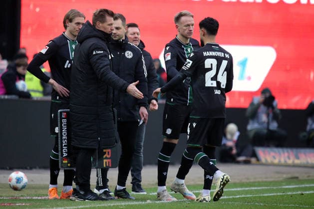 2. Bundesliga: 1. FC Kaiserslautern - Hannover 96 am 18.01.2026 im Fritz-Walter-Stadion in Kaiserslautern Havard Nielsen (Hannover 96) Elias Saad (Hannover 96) wird ausgewechselt obwohl er erst zuvor eingewechselt wurde