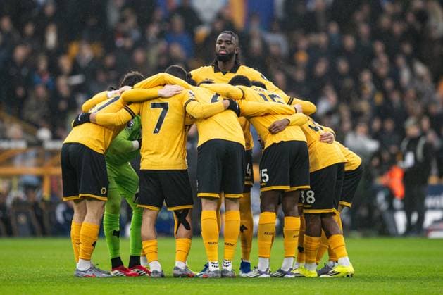 18th January 2026; Molineux Stadium, Wolverhampton, West Midlands, England; Premier League Football, Wolverhampton Wanderers versus Newcastle United; Tolu Arokodare of Wolverhampton Wanderers stands above his team as they huddle before kick-off  GodfreyxPitt Content restricted for UK based newspaper