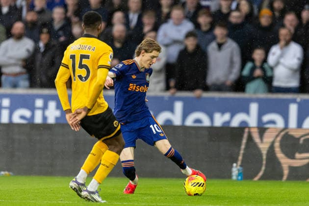 Wolverhampton Wanderers v Newcastle United, Premier League Newcastle United midfielder Anthony Gordon (10) crosses the ball during the Premier League match between Wolverhampton Wanderers and Newcastle United at Molineux, Wolverhampton, UK on 18 January 2026. Wolverhampton Molineux West Midlands UK Editorial use only DataCo restrictions apply See www.football-dataco.com , Copyright: xManjitxNarotrax PSI-23598-0014