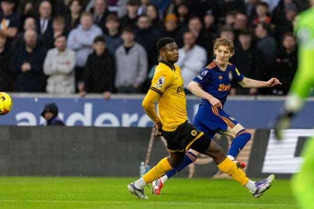 Wolverhampton Wanderers v Newcastle United, Premier League Newcastle United midfielder Anthony Gordon (10) crosses the ball during the Premier League match between Wolverhampton Wanderers and Newcastle United at Molineux, Wolverhampton, UK on 18 January 2026. Wolverhampton Molineux West Midlands UK Editorial use only DataCo restrictions apply See www.football-dataco.com , Copyright: xManjitxNarotrax PSI-23598-0015