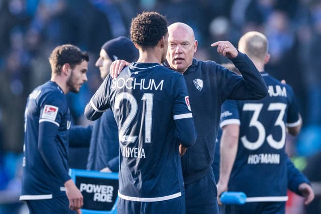 2. Fussball Bundesliga, VfL Bochum - SV Darmstadt 98; 18.01.2026 Uwe Rösler (Trainer VfL Bochum) spricht mit Francis Onyeka (VfL Bochum, 21) nach Abpiff 2. Fussball Bundesliga, VfL Bochum - SV Darmstadt 98, VONONVIA Ruhrstadion am 18.01.2026 DFL REGULATIONS PROHIBIT ANY USE OF PHOTOGRAPHS AS IMAGE SEQUENCES AND OR QUASI-VIDEO.